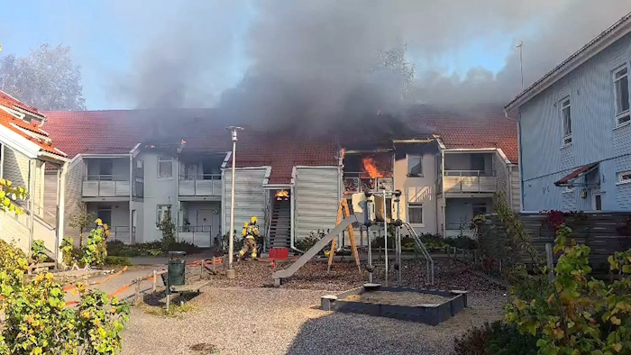 Luhtitalo liekehtii rajun näköisesti Helsingin Savelassa.jpg