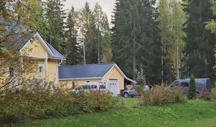 Poliisit tutkivat omakotitaloa useita päiviä viime viikolla Pihtiputaalla.jpg