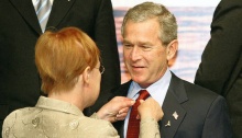 Presidentti George W. Bush kollegansa Tarja Halosen käsittelyssä vuonna 2004.jpg