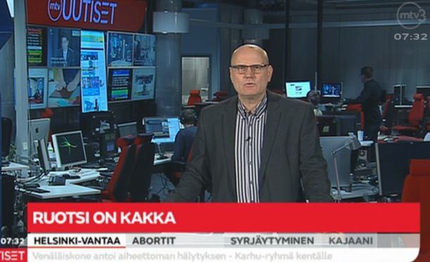 Pääministerin toimittajaveli Jouni Sipilä lukee uutisia Suomen kansalle.jpg