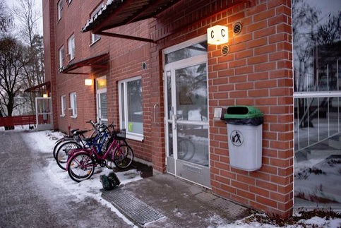 Murhasta epäilty mies on kirjoilla espoolaisessa kerrostaloasunnossa. HENRI KÄRKKÄINEN