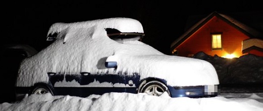 Suomalaisrekisterissä oleva auto on hautautunut lumeen ”Mustikkatunturin” juurella. JOONAS LEHTONEN