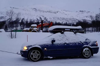 Auto hinattiin perjantaina pois tunturin juurelta. (KUVA: KALLE KOPONEN / HS)