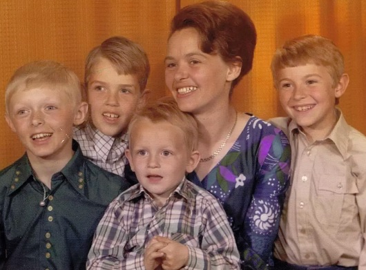 Annie Langkjær Madsen neljän poikansa kanssa 1970-luvulla. Kuopus Peter Madsen on kuvassa etualalla. (KUVA: PERHEEN KUVA-ARKISTO)