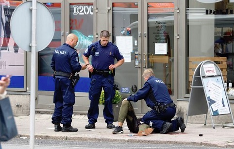 Puukottajan hyökkäys päättyi vasta poliisin luotiin Puutorin laidalla. Partiot toimittivat miehen hengissä sairaalaan ja edelleen vastaamaan teoistaan. KIRSI KANERVA