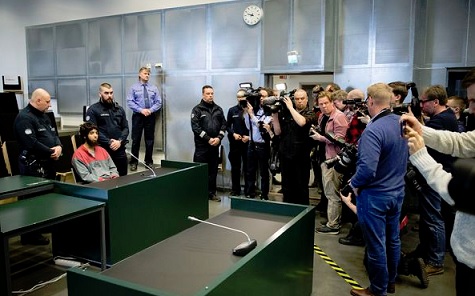 Puukottajan sekava käytös vaikeutti oikeudenkäyntiä sen alkuvaiheessa käräjäoikeudessa. Vastaaja oli pitkään lääkärintodistuksella poissa istunnoista. RONI LEHTI