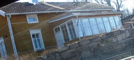 Surmatalo sijaitsee koko lailla liki Bodomintietä. Vasemmalla puolen, hieman ennen Vihermäen risteystä ns vastapäivään järveä kierrettäessä. Kuvattu huhtikuussa 2009. Kuva DL Media Inc.