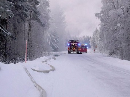 Sammutustyöt jatkuivat torstaina pitkään. Tie oli välillä suljettu liikenteeltä. KUVA: Toivo Kiminki. Kuva julkaistu Kalevassa.