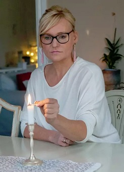 Rukoilin joka ilta, että anna Jumala minulle voimaa joka päivälle, Tiina Hälvä muistelee piinaavaa aikaa ennen miehensä ruumiin löytymistä. (KUVA: Kaj Aalto)