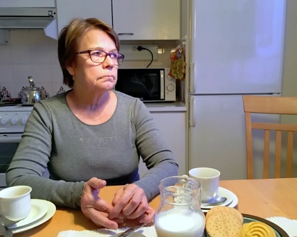 Eeva Pesonen sanoo, että ei pysty ikinä antamaan anteeksi poikansa surmaan osallistuneille. Marja-Liisa Kämppi / Yle