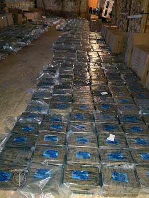 Delffiinin kuvalla varustettuja kokaiinipaketteja.jpg
