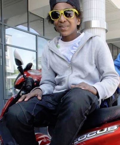 Hussein Adel Sheikh Al-Alam (vas.) ja xxx ovat pysäköineet moponsa oikein Hansa-aukiolle. Kuva leikattu. Toinen kaveri ei näy kuvassa.
