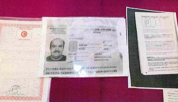 Majeedin laukku jäi koululle. Laukussa oli kuvassa näkyviä matkustusasiakirjoja. Veitsi oli ollut tiettävästi samassa laukussa. POHJANMAAN POLIISILAITOS
