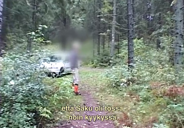 Kun Martti Heino oli ammuttu, Pesola lähti Elise Heinon hälyttämää "apua vastaan" ja Saku Salo, joka oli Heinojen tullessa mökille odottanut kuvassa näkyvästä autosta n 10-15 metriä yläviistoon oikealle, oli Pesolasta pari metriä oikealla olevan puun vierestä ampunut Martti Heinon ja lähti sen jälkeen kohden Elise Heinoa.