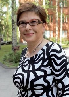 Useaan kertaan palkinnoilla ja mitaleilla palkittu kiusaajapomo Sisko Marjamaa.jpg