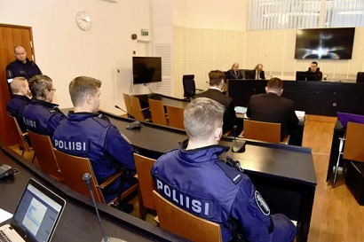 Rivillinen poliiseja seurasi tilannetta Veli Matti Huohvanaisen (vas.) ja hänen puolustajansa Ilkka Ukkosen takana oikeussalissa, kun Itä-Uudenmaan käräjäoikeus alkoi käsitellä rikollisvaikuttaja Raimo Anderssonin väkivaltaista kuolemaa helmikuun alussa. (KUVA: HEIKKI SAUKKOMAA / LEHTIKUVA)