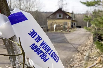 Raimo Andersson kuoli väkivaltaisesti Vantaan Viinikkalassa sijaitsevan omakotitalon pihassa. Poliisi eristi alueen epäillyn henkirikoksen paljastumisen jälkeen. (KUVA: IS)