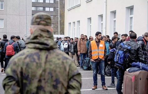 Turvapaikanhakijoita saapumassa Tornion järjestelykeskukseen 25. syyskuuta 2015. (KUVA: PANU POHJOLA / LEHTIKUVA)