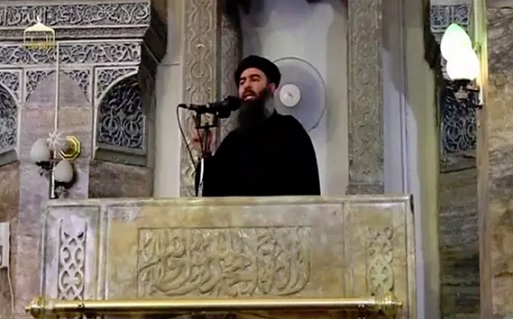 Kuvakaappaus videolta, jossa Abu Bakr al-Bagdadiksi uskottu mies julistaa Isisin niin sanotun kalifaatin perustetuksi moskeijan puhujakorokkeelta Mosulissa heinäkuussa 2014. (KUVA: REUTERS TV)