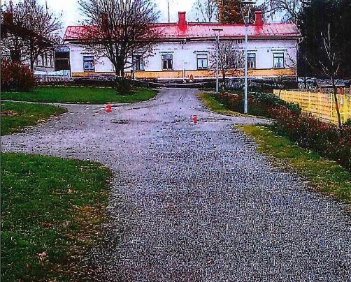 Kuvassa näkyy Porvoon Lyseon leikkipuisto hetki teon jälkeen. Henkirikos tapahtui punaisten numeroiden merkitsemässä kohdassa. Kuva poliisin esitutkintapöytäkirjasta.