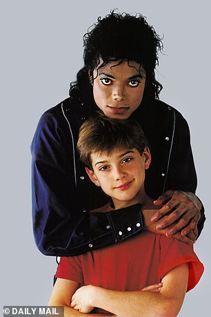 Michael Jackson ja yksi pikkupojistaan.jpg