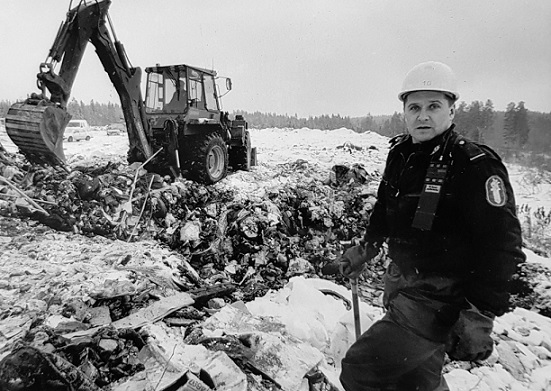 Poliisi etsi Sari Sinisalon ruumista Hämeenlinnan kaatopaikalta marraskuussa 1992. Etsintöihin osallistui mm. konstaapeli Kimmo Savolainen. RISTO KUNNAS