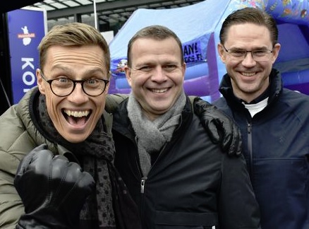 Alexander Stubb (vas.), Petteri Orpo ja Jyrki Katainen toteuttivat näyttävän yhteisesiintymisen kokoomuksen vaalikampanjan viimeisenä päivänä. ”Olemme osa kansainvälistä maailmaa ja Eurooppaa, emmekä käperry sisäänpäin. Molempien kautta viesti on hyvin vahva”, Orpo kertoo, miksi hän halusi kaksi entistä kokoomuslaista pääministeriä vierelleen. LAURI NURMI