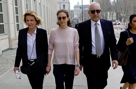 Seagram’s-yhtiön perijä Clare Bronfman (toinen vasemmalta) kuvattiin 8. huhtikuuta, kun hän saapui juristiensa kanssa oikeuden istuntoon. (KUVA: SHANNON STAPLETON / REUTERS)