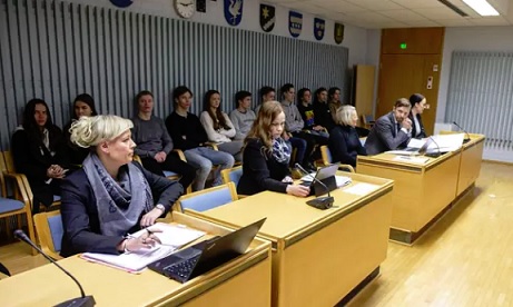 Kastellin lukiolaiset seurasivat Muhoksen tapauksen käsittelyä Oulun käräjäoikeudessa. Tuomittu oli läsnä Oulun istunnossa läsnä videon välityksellä Kuopiosta käsin. (KUVA: VILLE HONKONEN)