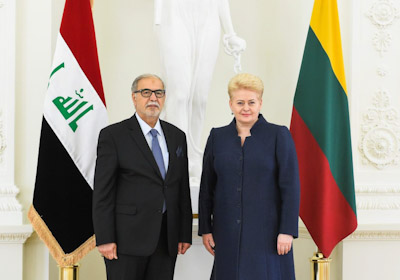 Irakin Puolan suurlähettiläs Asaad Sultan Hachim Abu Gulal ja Liettuan presidentti Dalia Grybauskaitė.jpg