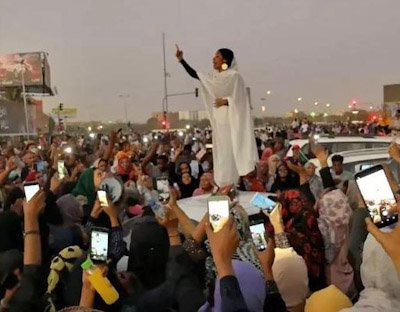 Ikoniseen asemaan noussut valokuva Sudanin vallankumouksesta.jpg
