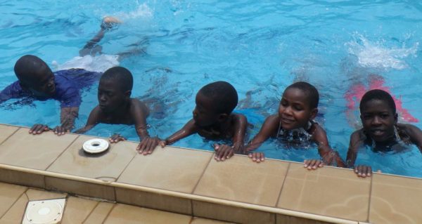 Uimaopetusta lapsille, Uganda.jpg