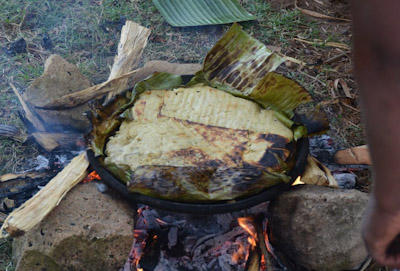 Projektiin sisältyneellä ruoanlaittokurssilla tehtiin soijapavusta leipiä. Banaaninlehti estää taikinan tarttumisen pannuun paistamisen aikana.jpg