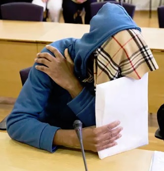 Nicolas Mathieu Cherchel peitti kasvonsa Itä-Uudenmaan käräjäoikeudessa kesäkuussa 2018. (KUVA: JUHANI NIIRANEN / HS)