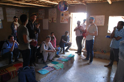 Projektin vetäjät vierailulla pitkään toimineen etiopialaisen kylän  koulussa.jpg