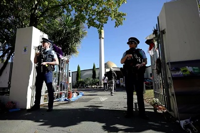 Aseistetut poliisit vartioivat Christchurchissa sijaitsevaa moskeijaa toukokuun alussa. Australialaismies hyökkäsi moskeijaan 15. maaliskuuta ja tappoi 51 ihmistä. (KUVA: SANKA VIDANAGAMA)