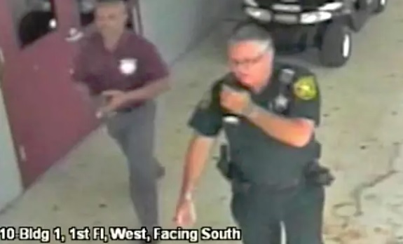 Scot Peterson näkyy valvontakameravideolla, jonka viranomaiset julkistivat aiemmin. (KUVA: BROWARD COUNTY SHERIFFS OFFICE/HANDOUT/FILE PHOTO VIA REUTERS)