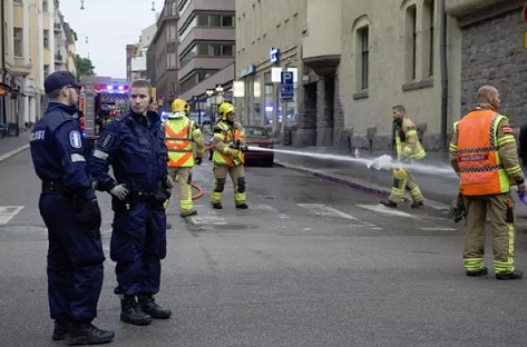 Poliiseja ja pelastuslaitoksen väkeä yliajopaikalla perjantai-iltana 28. heinäkuuta. (KUVA: JANNE AALTONEN). Murhausväline taustalla, dl lisäys