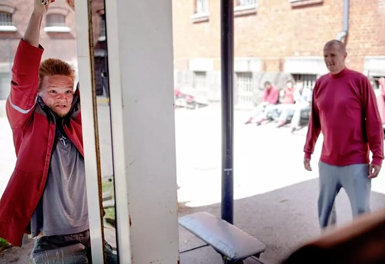Kiri Puumala nostaa puntteja vankilan sisäpihalla, Petri Jokinen seuraa. (KUVA: AKSELI VALMUNEN / HS)
