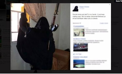 Aisha poseeraa Facebook-kuvassaan Kalašnikovin kanssa.jpg