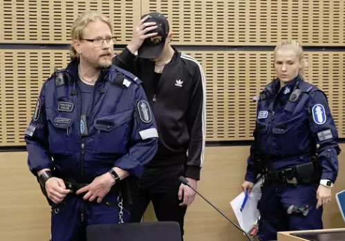 Yksi syytetyistä nuoristamiehistä peitti kasvonsa lippalakilla. (KUVA: JANNE NYKÄNE