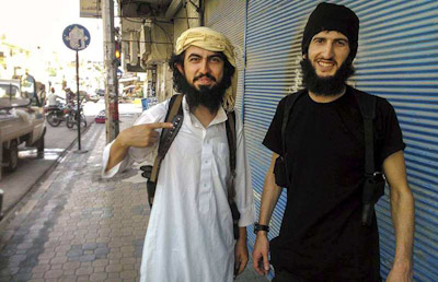 ISIS-taistelija Rasid Tugral kaverinsa kanssa Raqqassa heinäkuussa 2015.jpg