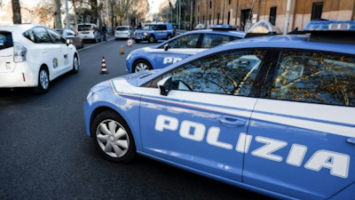 Polizia ajaa sinisellä autolla...jpg