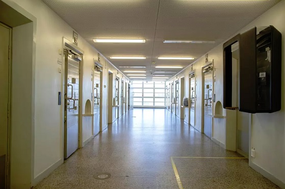 Riihimäen vankilan C3-osasto, joka oli aikaisemmin normaaleja osastoja suljetumpi. Oikeusasiamiehen puututtua asiaan tilanne muuttui ja osastolle sijoitettiin suomalais-, irakilais- ja afrikkalaistaustaisia vankeja. (KUVA: KALLE KOPONEN / HS)