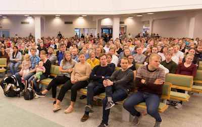 Sisäkuva Oulunkylän rukoushuoneelta syyskuulta 2017. HUOM! Kuvassa näkyvillä ihmisillä ei välttämättä ole yhtään mitään tekemistä lestarikollisuuden kanssa.jpg