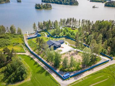Muurilla ympäröity talo soveltuu pelkotiloista kärsiville tai paparazzeja karttaville.jpg