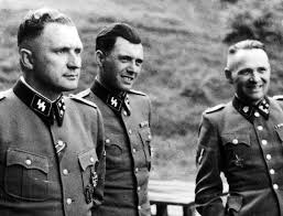 Josef Mengele (kesk.) uniformussa.jpeg