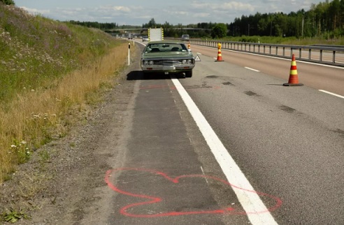 Onnettomuuspaikalla Kuutostiellä Jurvalan kohdalla on kaksi ajokaistaa molempiin suuntiin. Nopeusrajoitus on 100 kilometriä tunnissa. (KUVA: ARI NAKARI)