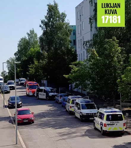 Paikalla oli aluksi useampia poliisiautoja. Kuva on lukijan ottama. (KUVA: LUKIJAN KUVA)