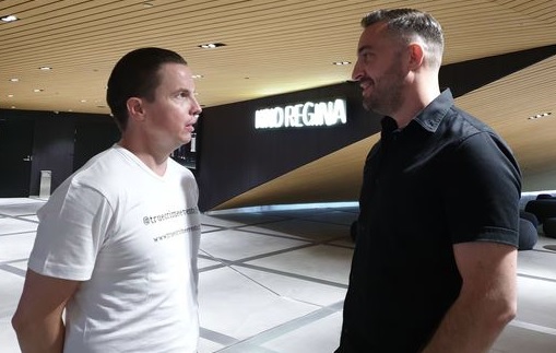 Janne Raninen keskustelee Anders Adalin kanssa keskuskirjasto Oodissa. KIA KILPELÄINEN